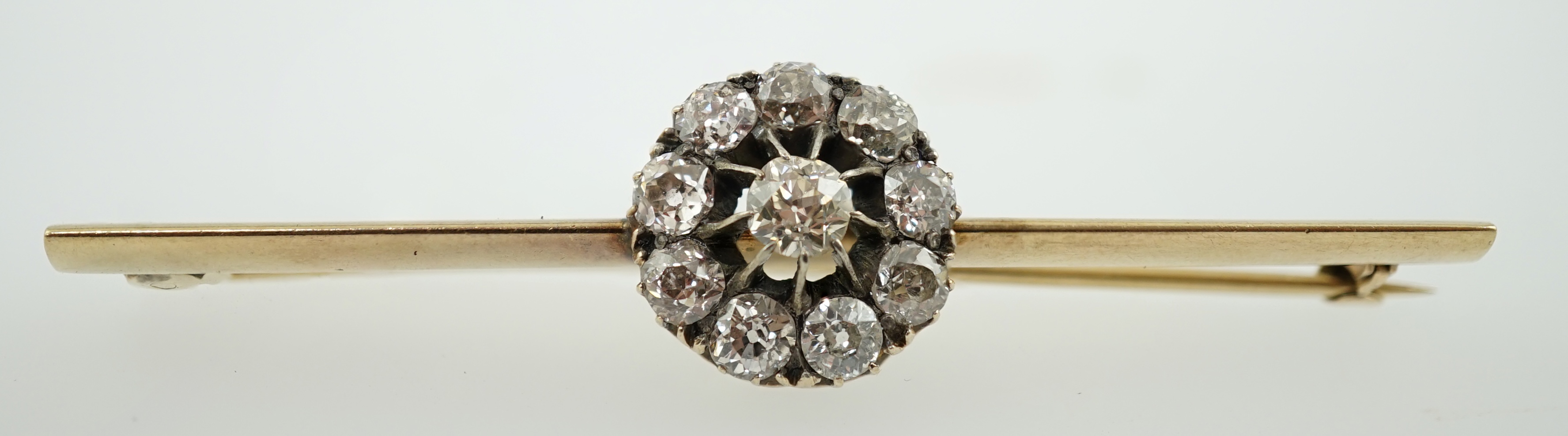 An Edwardian gold and circular diamond cluster bar brooch